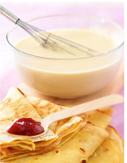 Pâte à Crêpes : 5 Recettes Inratables à Tester avec crêpes pliées et pâte lisse dans un bol transparent