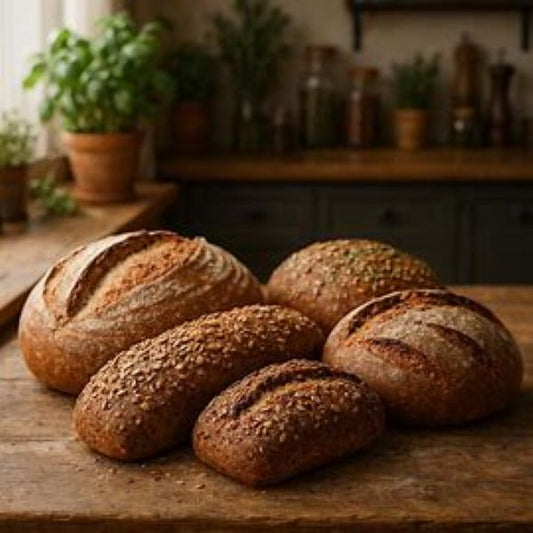 Pains artisanaux croustillants sur planche en bois dans cuisine rustique Pain maison : recettes faciles, astuces et nutrition.