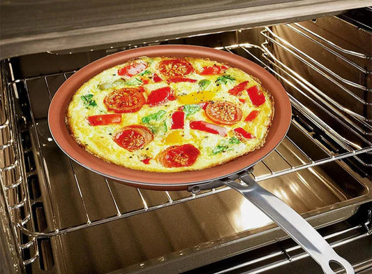 Poêle antiadhésive avec une omelette aux légumes cuisant dans un four, guide Comment Choisir la Poêle Parfaite pour Votre Cuisine