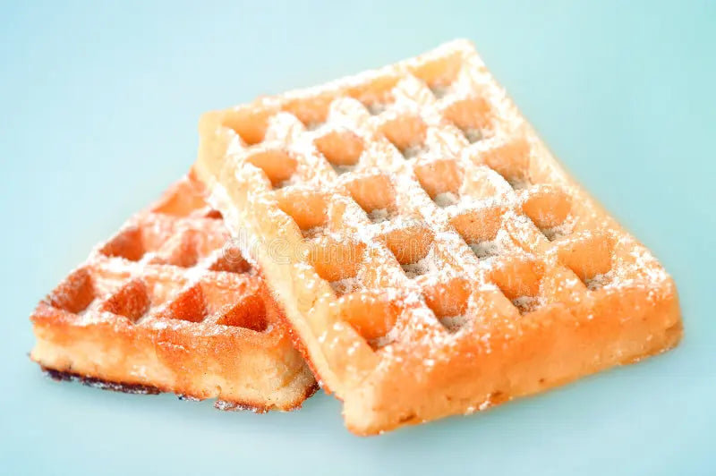 Gaufres croustillantes saupoudrées de sucre glace dans des recettes de gaufres salées et sucrées faciles à réaliser