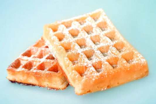 Gaufres croustillantes saupoudrées de sucre glace dans des recettes de gaufres salées et sucrées faciles à réaliser