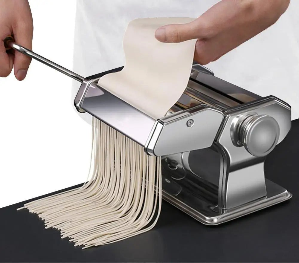 Recette de pâtes maison à l’italienne + sauce parmesan - une personne qui utilise une machine à pâte pour la fabrication de pâtes