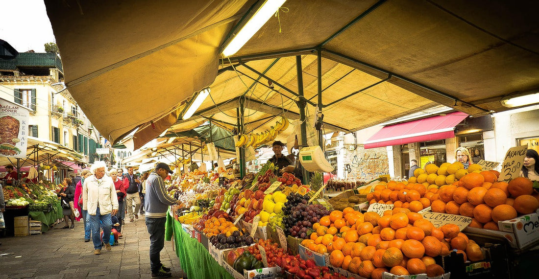 Marché animé avec des fruits & légumes de saison en septembre : guide et recettes pour vos plats maison