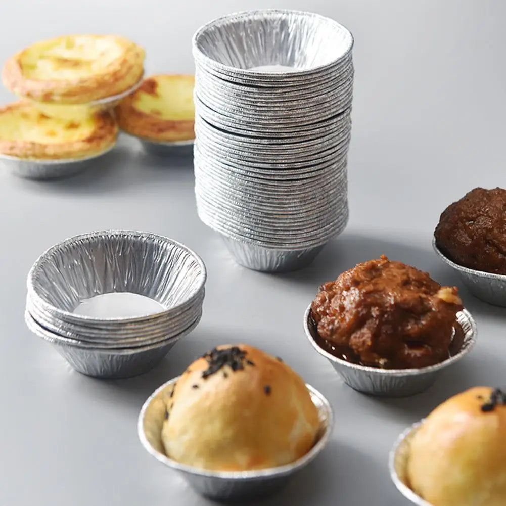 100 Moules Jetables Aluminium – Egg Tarts, Muffins, Cakes empilés avec pâtisseries variées autour