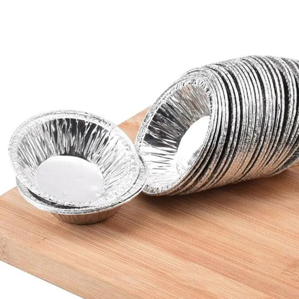 100 Moules Jetables Aluminium – Egg Tarts, Muffins, Cakes empilés sur planche en bois