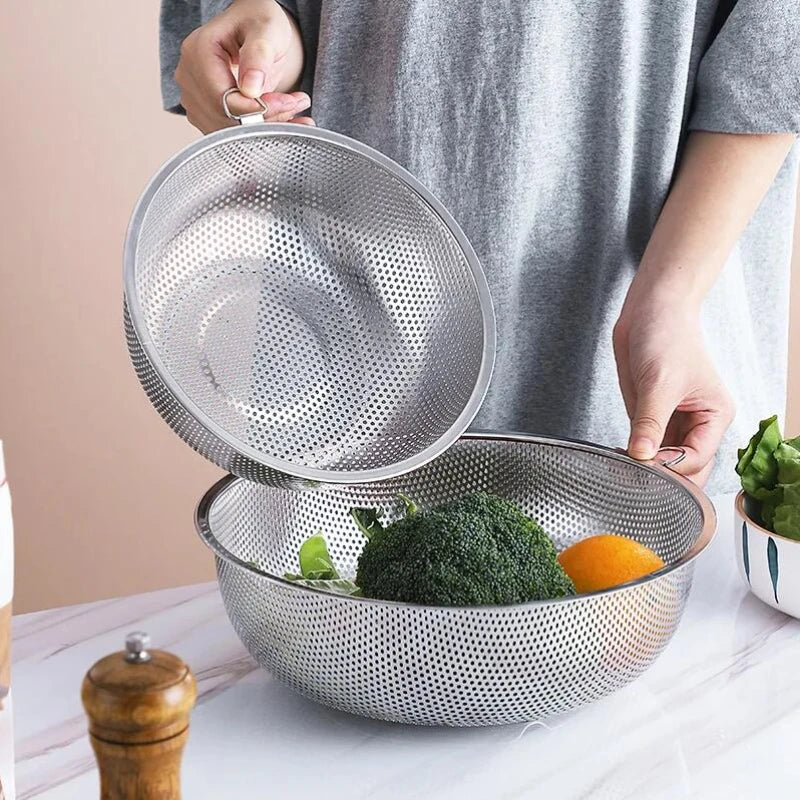 Égouttoir inox micro-perforé – Drainage rapide & durable - Une personne qui présente deux passoires dont une remplie de légumes
