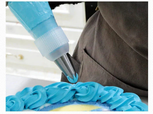 Adaptateurs pour Douilles utilisés pour décorer un gâteau avec une crème bleue en pâtisserie