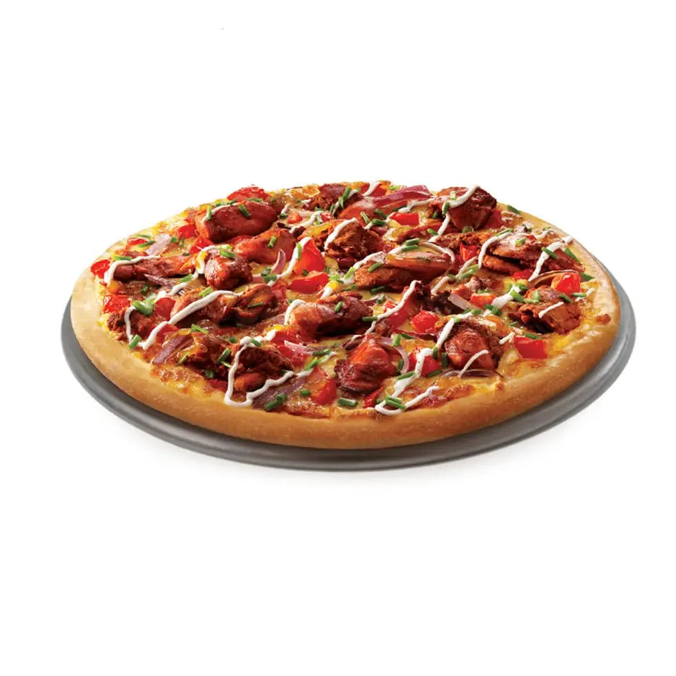 Plaque à Pizza en Aluminium – Cuisson Homogène et Croustillante | Aixiangru avec une pizza garnie de poulet