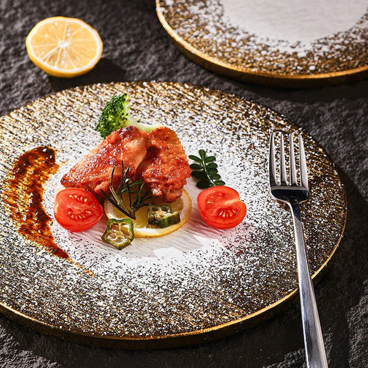 Assiette en céramique ronde et carrée – Élégante avec plat gourmet et garniture fraîche