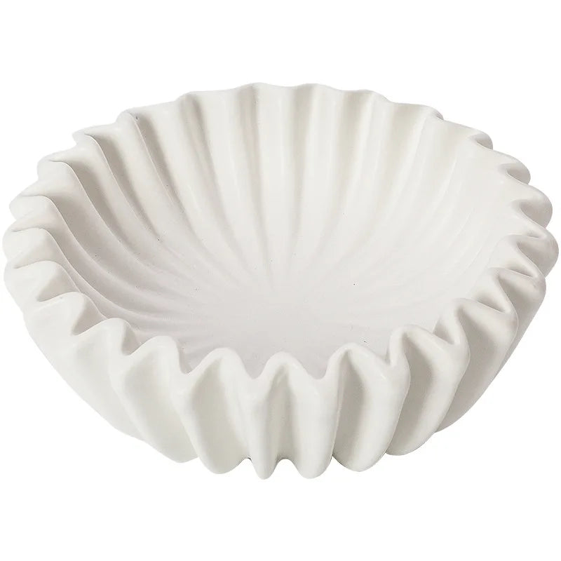 Assiette Porcelaine Dentelle – Design Élégant Isolant blanche avec bords ondulés pour une présentation raffinée