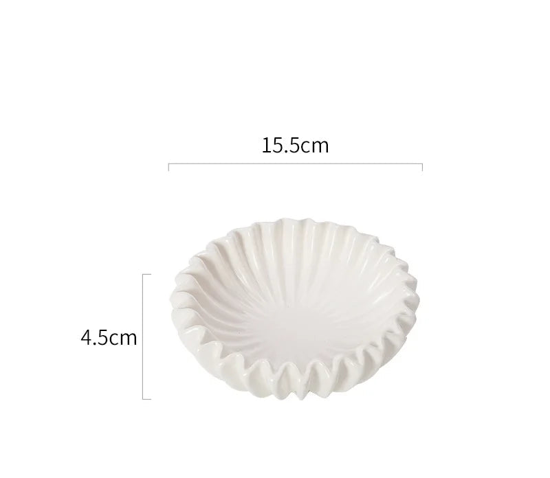 Assiette Porcelaine Dentelle – Design Élégant Isolant blanche avec bords ondulés et dimensions 15.5 cm sur 4.5 cm