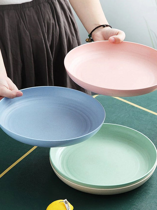 Assiettes rondes incassables en paille de blé disponibles en bleu, rose et vert, parfaites pour un usage quotidien
