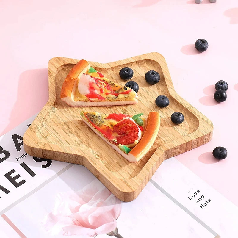 Plateau Décoratif en Bambou – Élégance Naturelle Pratique. Plateau étoile avec deux parts de pizza et myrtilles sur fond rose