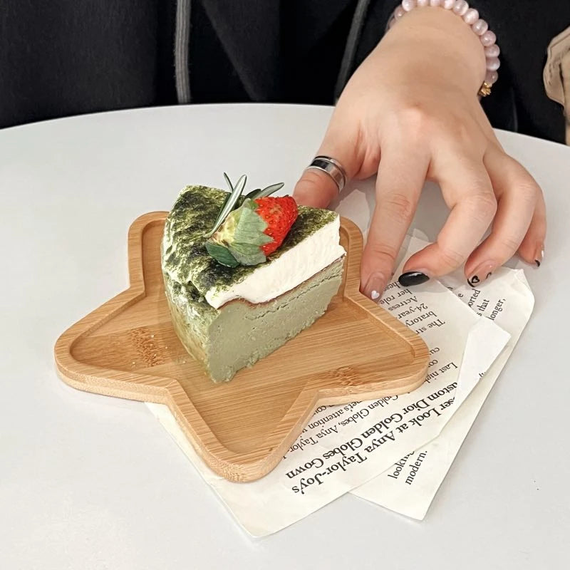 Plateau Décoratif en Bambou – Élégance Naturelle Pratique. en forme d etoile avec part de gâteau matcha et fraise