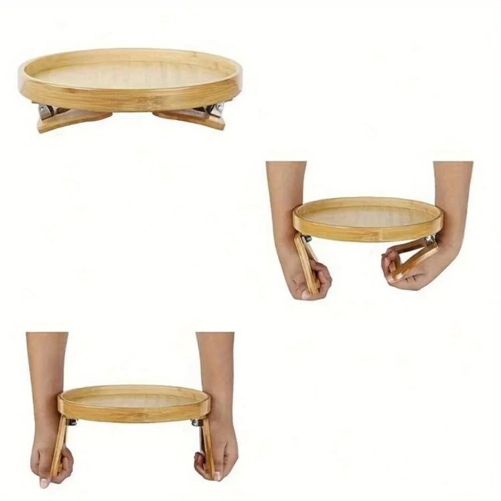 Plateau de canapé en bois naturel – Support accoudoir. Plateau rond à pieds pliables clipsables sur accoudoir tenu par mains
