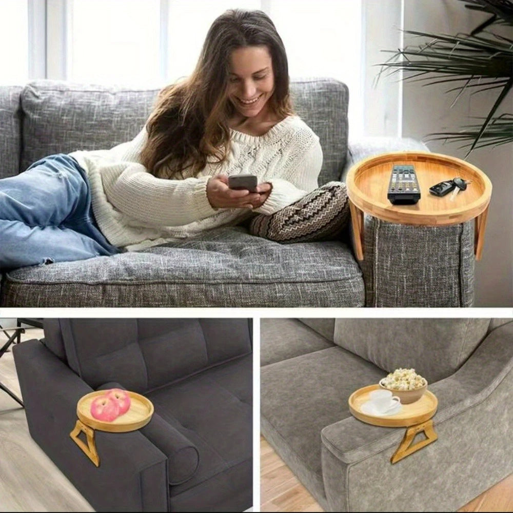 Femme sur canapé gris utilisant un Plateau de canapé en bois naturel – Support accoudoir tenant télécommande, clés et en-cas