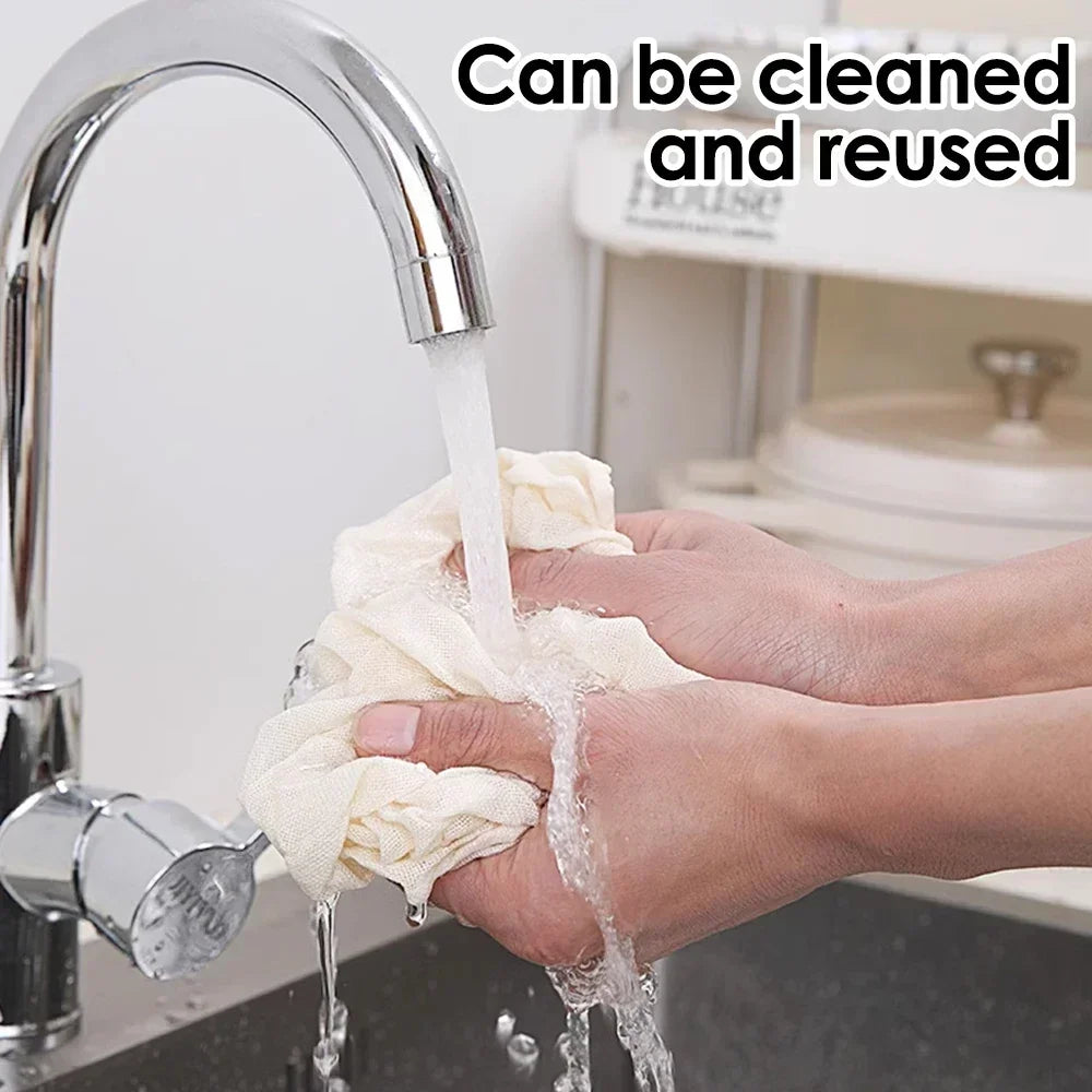 Mains rinçant une Toile Filtre Coton-Polyester – Filtres Cuisine et Pâtisserie sous le robinet lavable et réutilisable