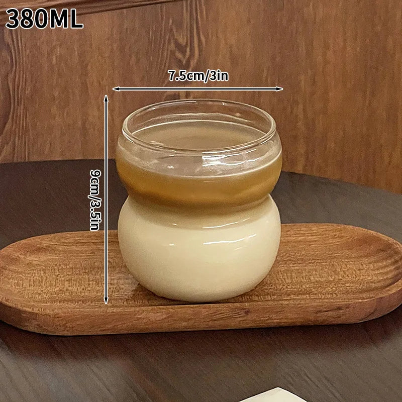 Verre Tumbler Ondulé Transparent – Élégant & Pratique. Tumbler en verre ondulé 380ML avec latte à deux couches sur plateau en bois