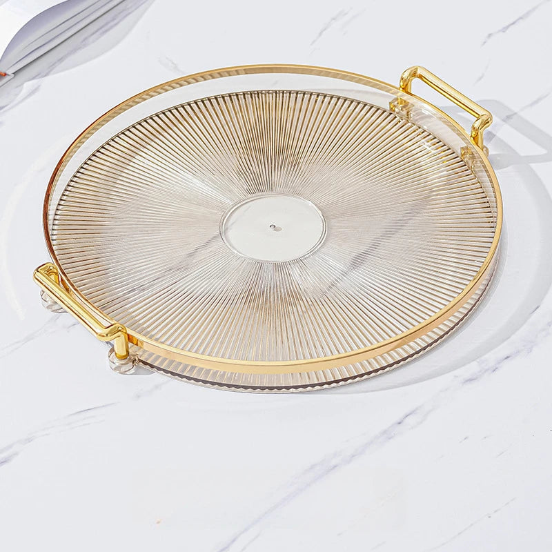 Plateau Rond Acrylique avec Poignées Dorées – Déco & Service. Plateau transparent élégant à motifs rayonnants