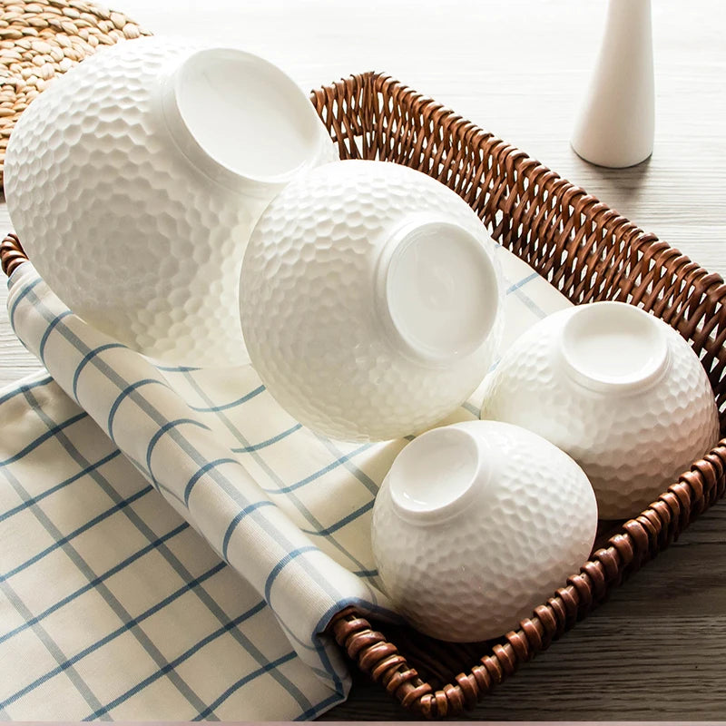 Bol en Porcelaine Bacugi dans un panier en osier, offrant un design élégant et moderne pour la cuisine