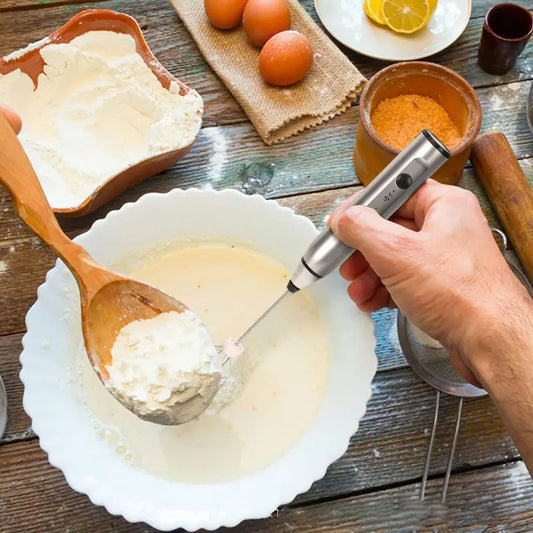 Mousseur à Lait Électrique USB 3 Vitesses – BALASHOV en action dans une recette de cuisine maison