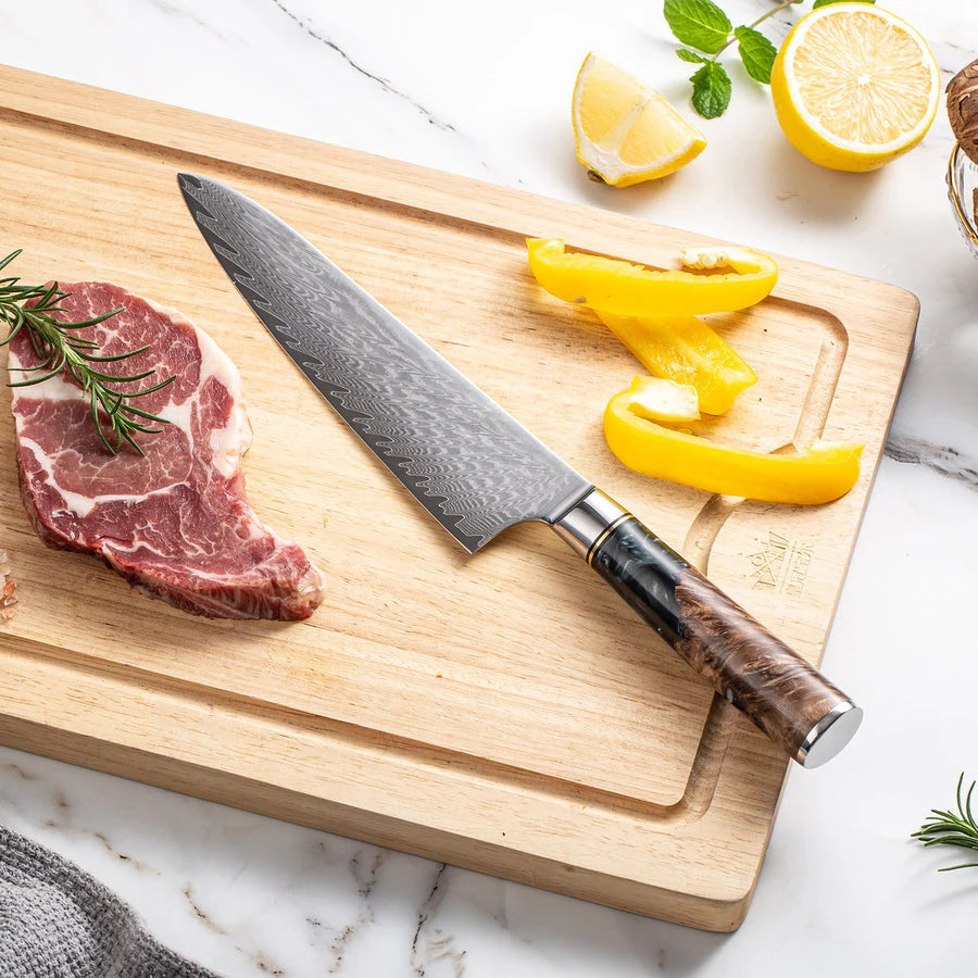 Couteau de Chef Baovim 20,5 cm avec lame en damas et manche en bois sur planche en bois avec viande et citron