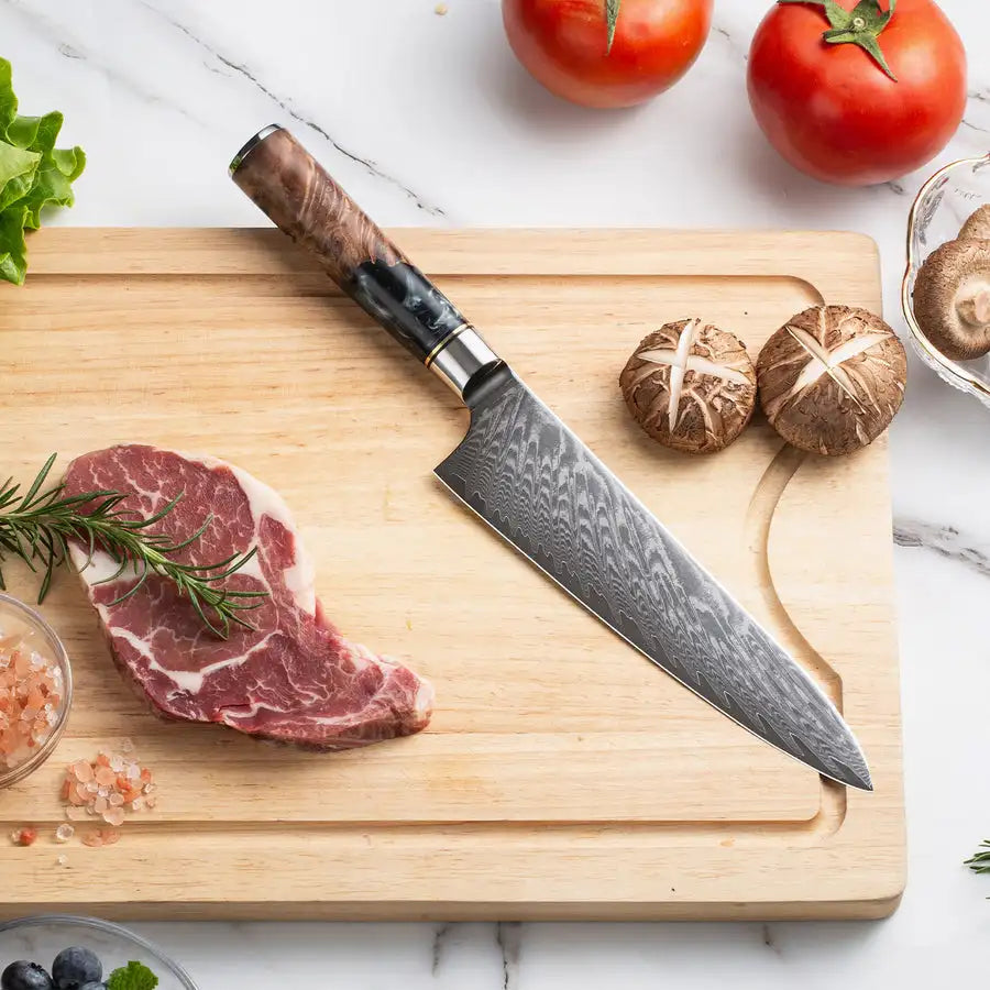 Couteau de Chef Baovim 20,5 cm avec lame en acier damassé posé sur planche en bois près de légumes frais