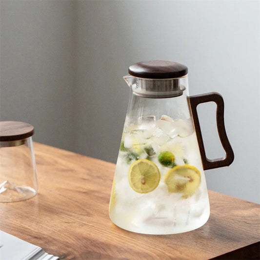 Carafe en Verre 2 L BenRussell Infuseur et Bouchon Filtrant sur une table en bois avec des citrons et des herbes