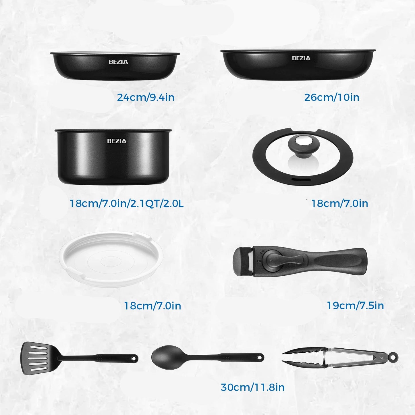 Assortiment de casseroles poêles céramique avec différents ustensiles de chef pour la cuisine