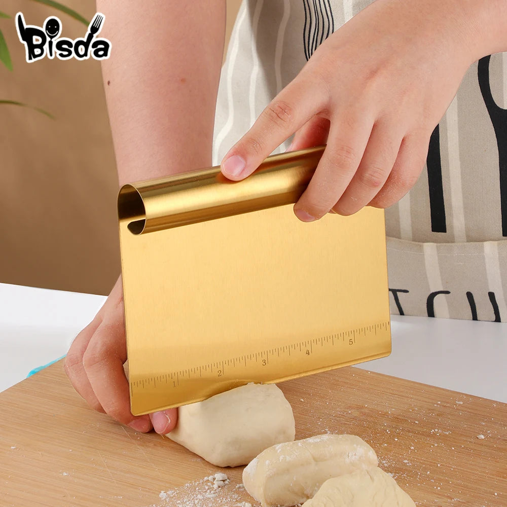 Coupe pâte en Acier Inoxydable – Outils de Pâtisserie Écologiques utilisé pour découper la pâte sur une planche en bois