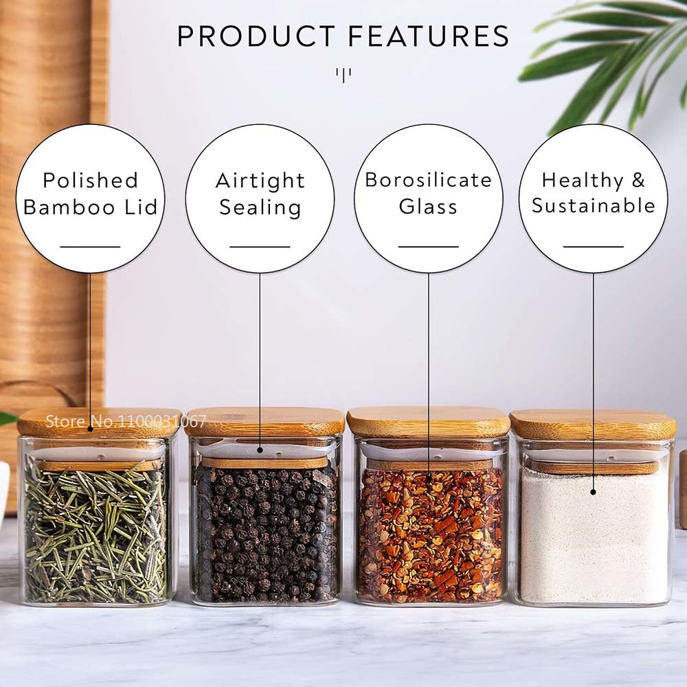 Bocal Hermétique en Verre Borosilicate avec Couvercle Bambou contenant des épices différentes sur une surface blanche