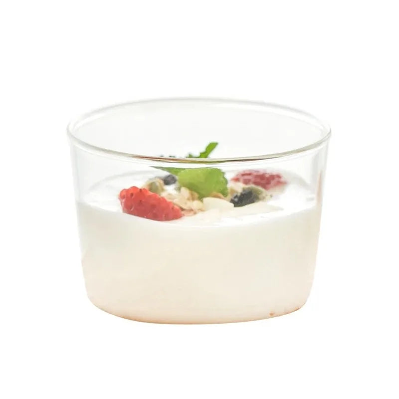 Bol à Dessert en Verre rempli de mousse aux fruits et décoré de framboises et de menthe