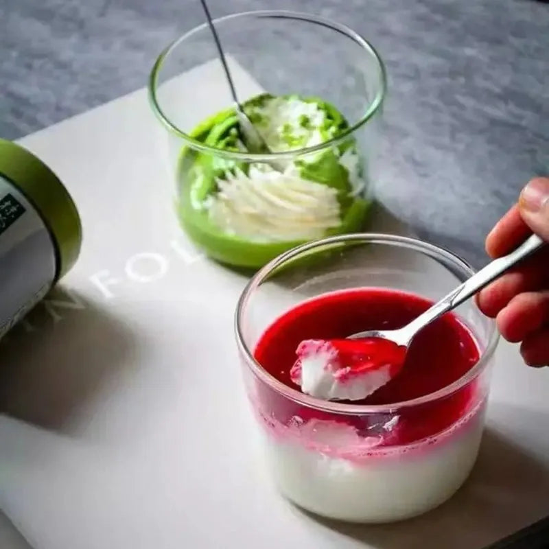 Bol à Dessert en Verre rempli de panna cotta avec coulis de fruits rouges et garniture légère