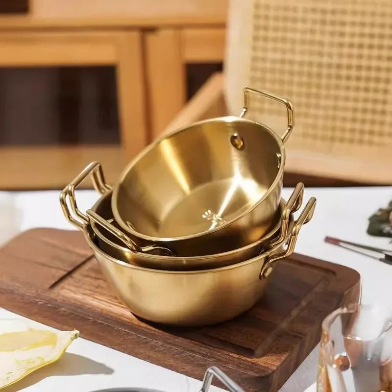 Bol à salade inox 304 empilé sur une planche en bois, idéal pour servir des plats frais