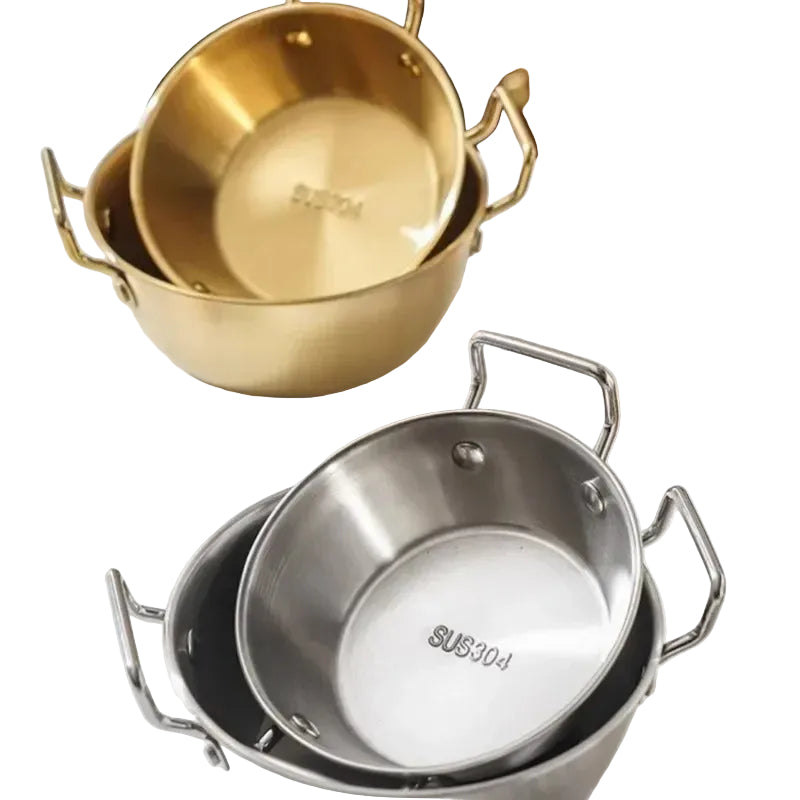 Bol à salade inox 304 empilé avec des ustensiles de cuisine sur une table en bois