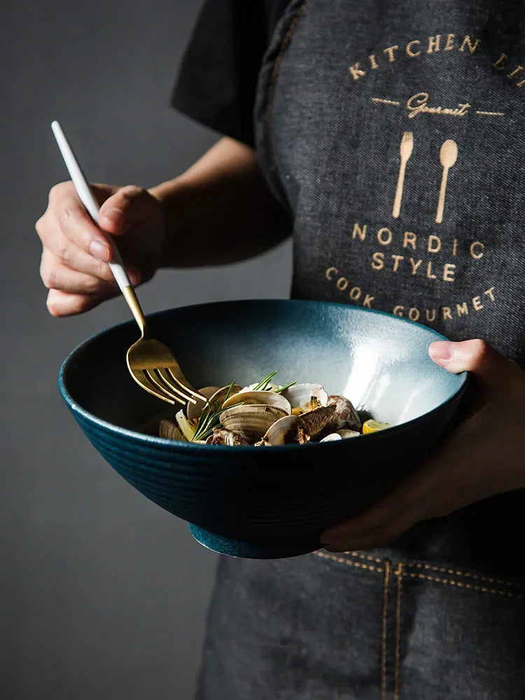 Bol en Céramique Émaillée 20,3 cm – Style Rétro bleu tenu par une personne avec une fourchette dorée