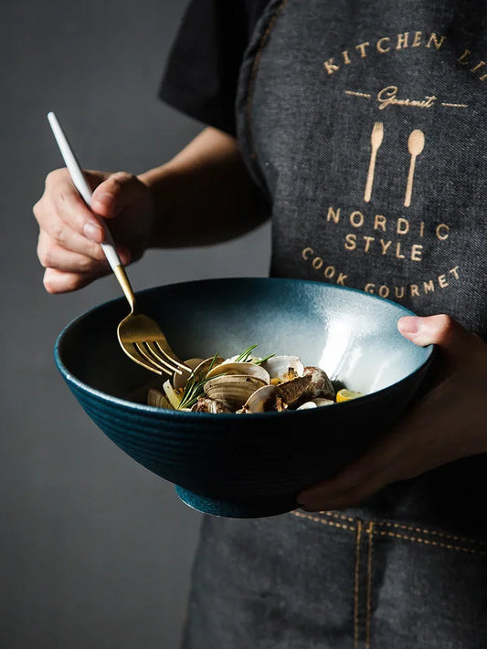 Bol en Céramique Émaillée 20,3 cm – Style Rétro bleu tenu par une personne avec une fourchette dorée