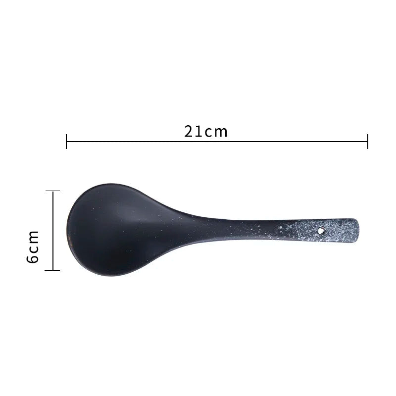 Cuillère noire avec poignée longue et trou de suspension en plastique