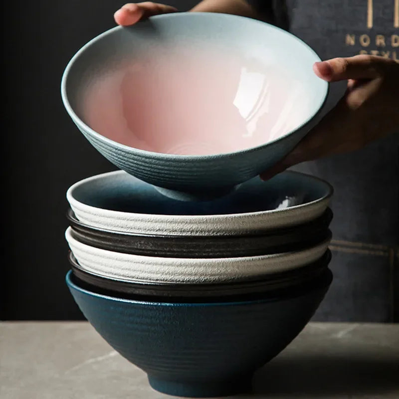 Bol en Céramique Émaillée 20,3 cm – Style Rétro avec intérieur rose et extérieur bleu tenu à la main
