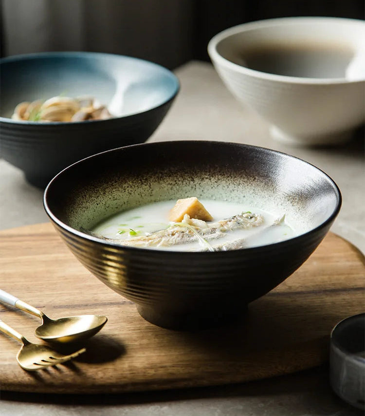 Bol en Céramique Émaillée 20,3 cm – Style Rétro avec soupe et morceaux de pain sur plateau en bois