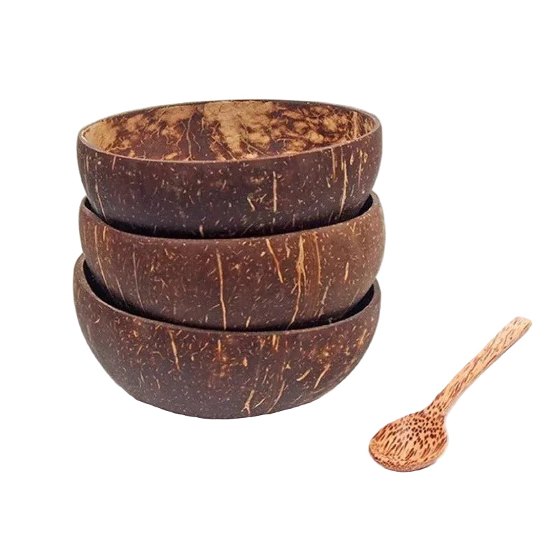 Ensemble de trois bols en coquille de noix de coco avec une cuillère en bois pour servir vos plats