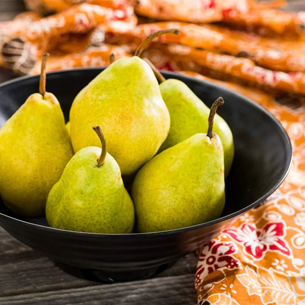 Bol en Mélamine Noire – Léger Résistant et Élégant rempli de poires vertes fraîches sur une table en bois