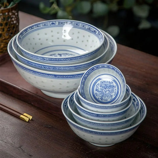 Ensemble de bols en porcelaine chinoise avec motifs bleus, idéal pour servir des plats asiatiques.