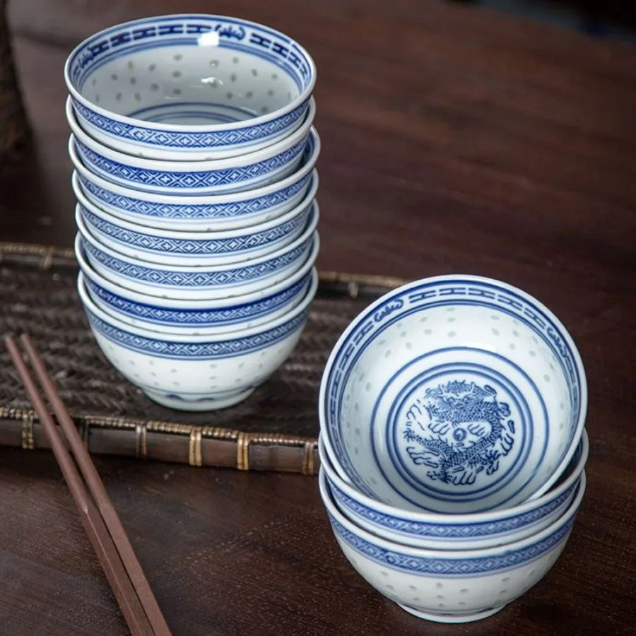Ensemble de 10 bols en porcelaine chinoise avec motif traditionnel bleu et blanc, parfaits pour servir des plats asiatiques.