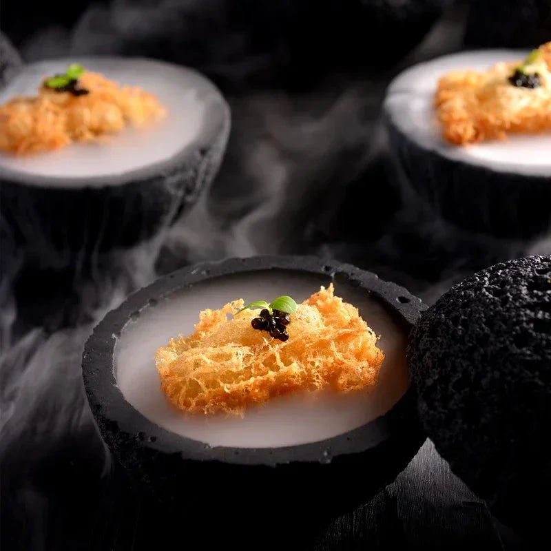 Bol en Porcelaine Effet Pierre – Design Créatif & Unique avec plat gastronomique fumant et croustillant doré