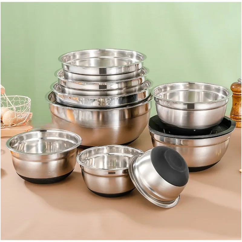 Ensemble de Bol Inox Antidérapant avec Couvercle – 20 24 30 cm empilés sur une table cuisine