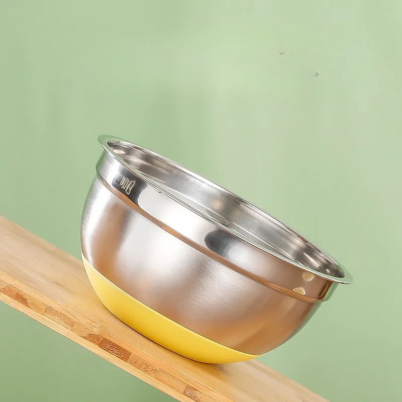 Bol Inox Antidérapant avec Couvercle – 20 / 24 / 30 cm avec fond jaune antidérapant sur surface en bois