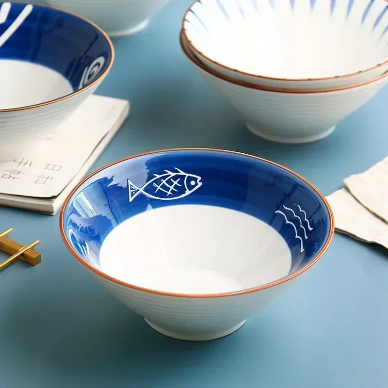 Bol Japonais en Porcelaine avec motif de poisson, alliant Élégance Zen et Artisanat