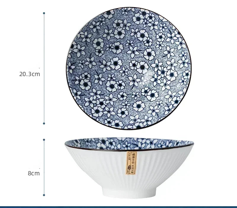 Bol Japonais en Porcelaine – Élégance Zen et Artisanat avec un motif floral bleu et blanc, 20.3 cm de diamètre
