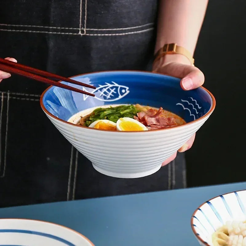 Bol Japonais en Porcelaine – Élégance Zen et Artisanat avec un plat de nouilles et des baguettes